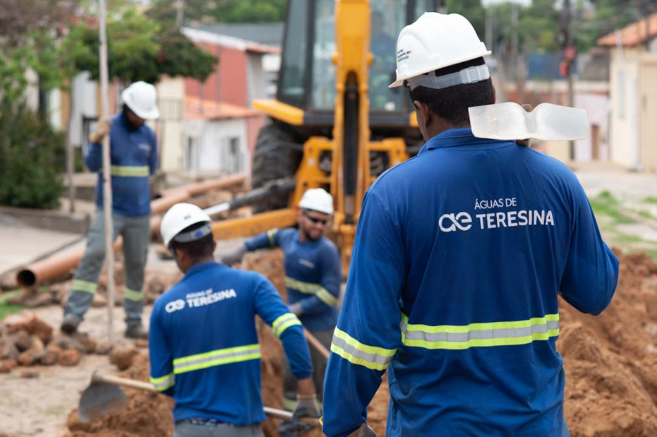 Águas de Teresina executa obras de esgotamento em cinco bairros nesta semana e moradores destacam melhorias