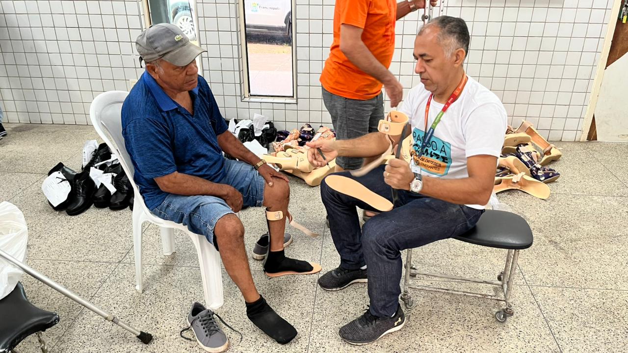 Sesapi entrega mais de 1.600 órteses, próteses e meios locomoção para moradores de 14 municípios na região de Valença