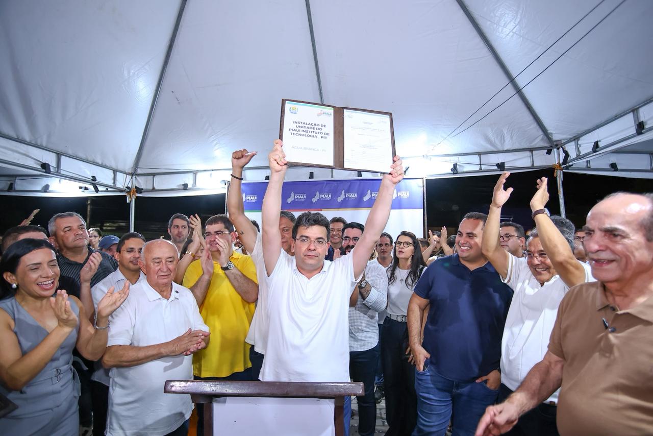 Rafael Fonteles inaugura asfalto, reforma de praça e anuncia complexo esportivo em Água Branca