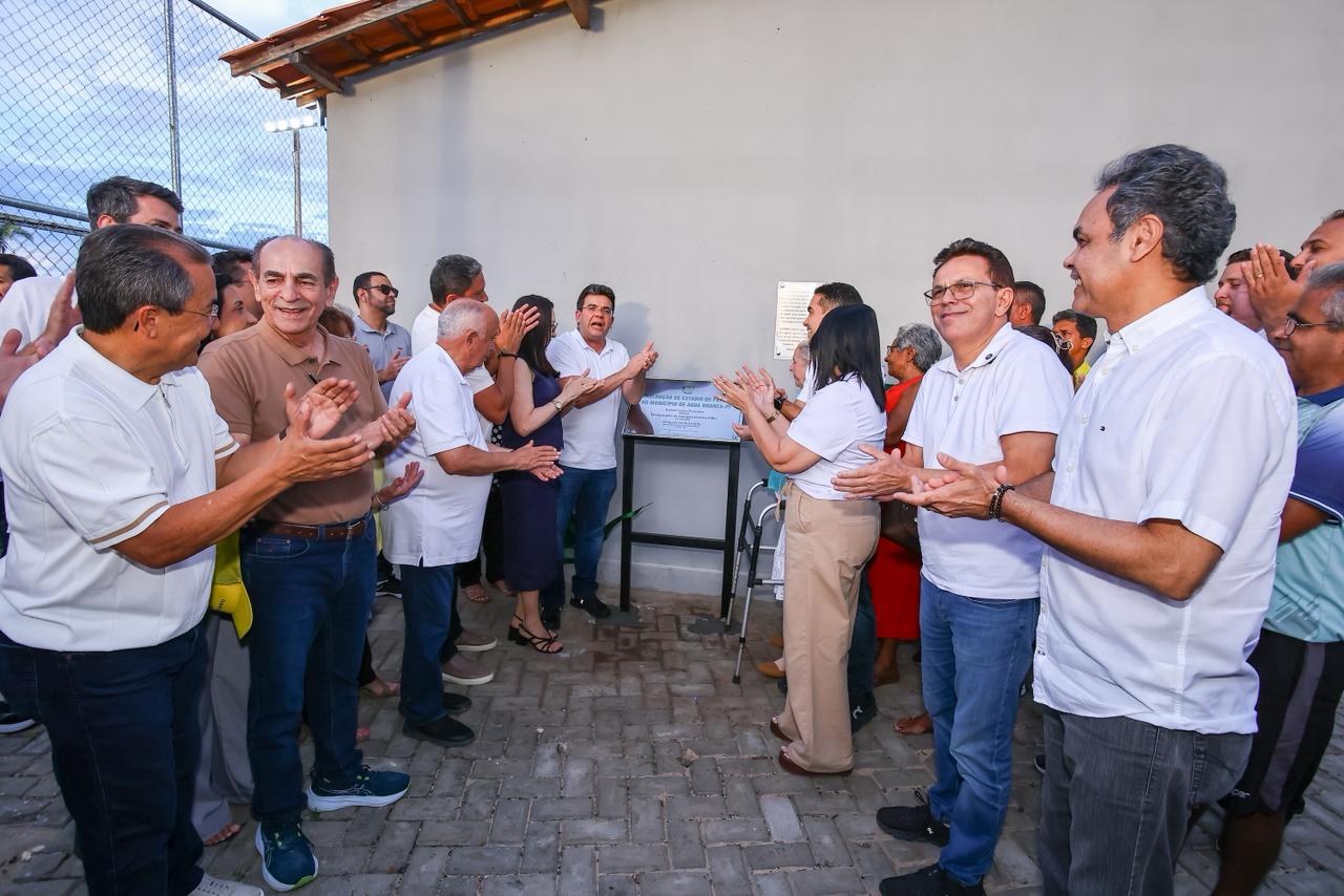 Governador inaugura arena esportiva e acompanha obras na Orla do Açude em Água Branca