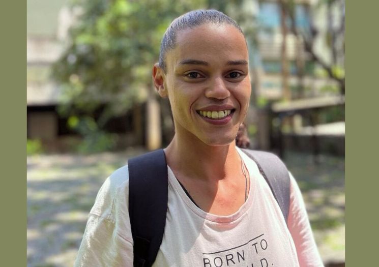 Mulher trans supera ruas, violência e dependência química para conquistar 1º lugar em Economia na UFF