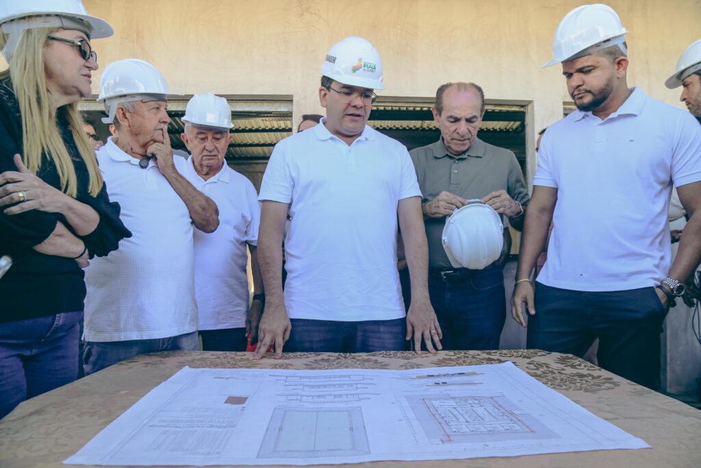 Rafael Fonteles acompanha obras de reconstrução do mercado público e de praça no município de Rio Grande do Piauí