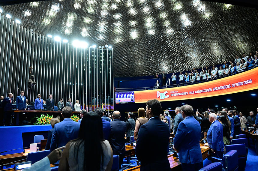 Governadores recebem comenda do Senado por alfabetização de crianças
