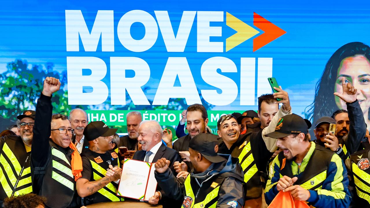 Lula anuncia financiamento de carros novos para Uber, 99 e taxistas