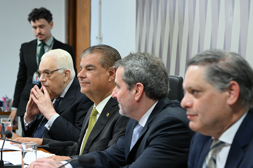 Indicações de seis embaixadores e do representante na ONU vão a Plenário