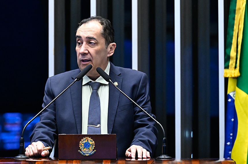 Jorge Kajuru critica Flávio Bolsonaro por declarações sobre o Banco Master