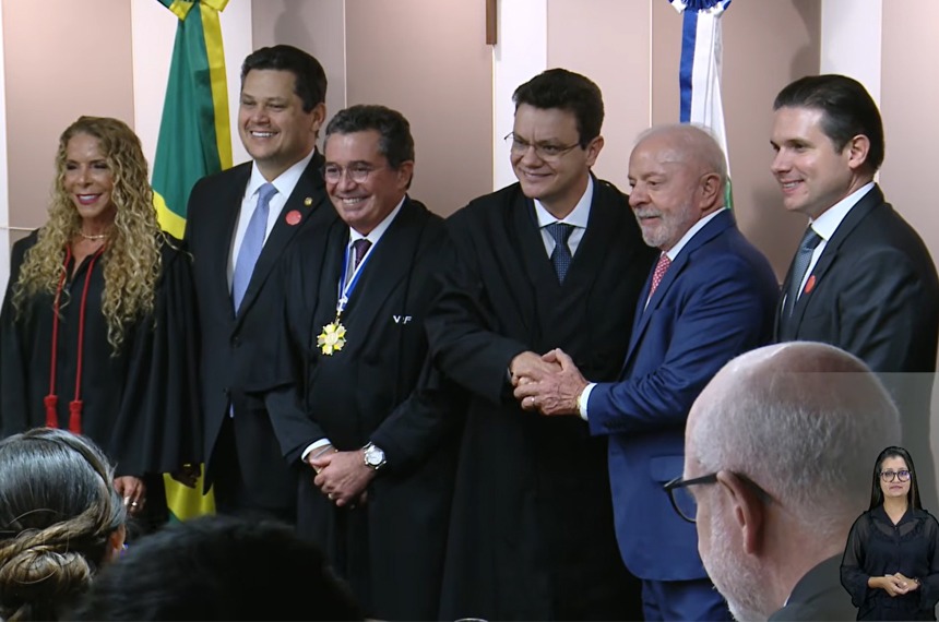 Posse de Odair Cunha no TCU reúne Davi Alcolumbre, Lula e Hugo Motta