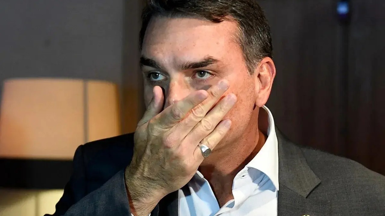 Pedida apreensão de passaporte de Flávio Bolsonaro por risco de fuga