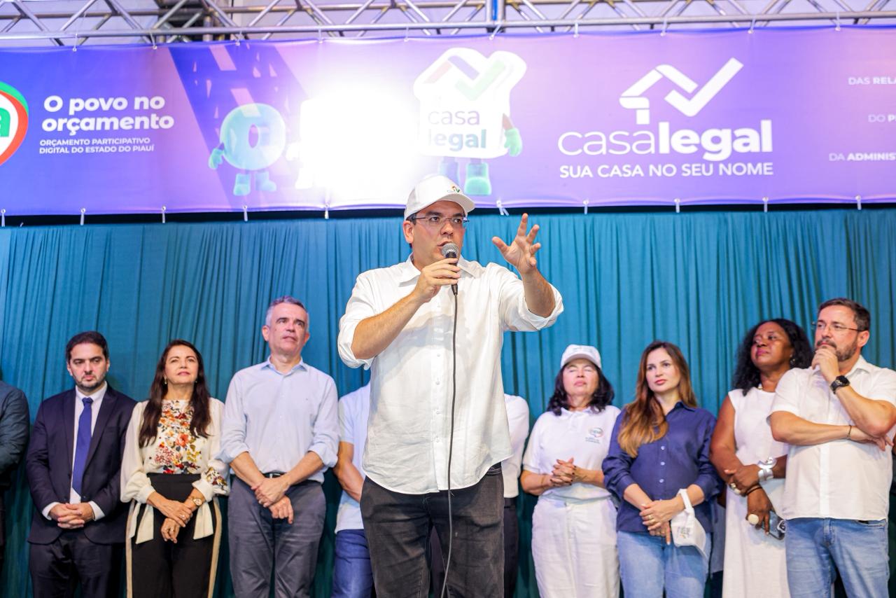 Rafael Fonteles entrega 17 certificados do OPA e 253 registros de imóveis na zona Leste de Teresina nesta segunda (25)