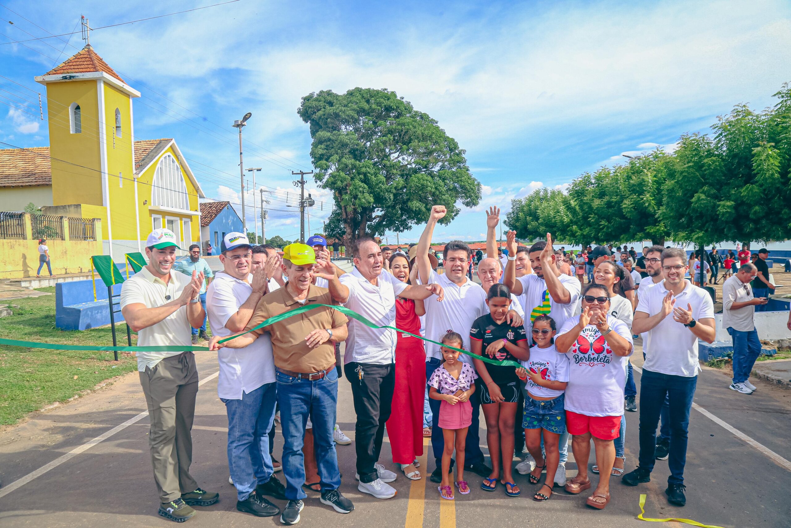Em Buriti dos Lopes, governador inaugura asfalto em 26 ruas e estrada para Barra do Longá
