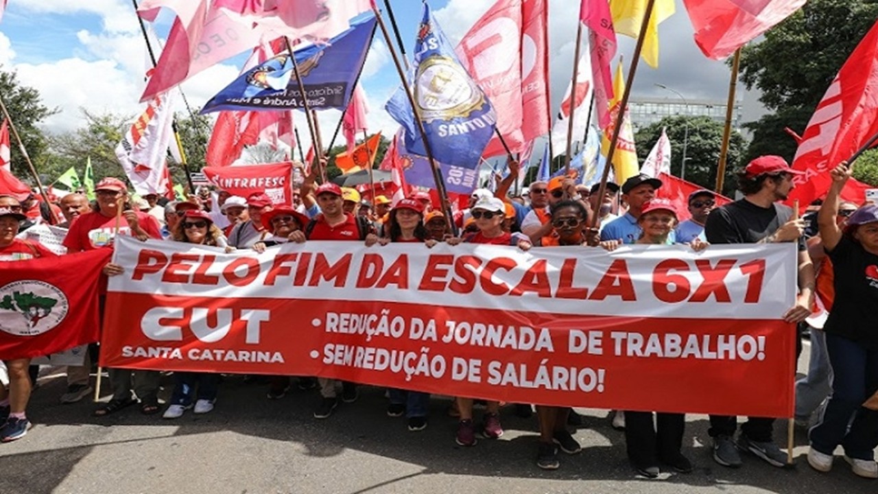 Fim da escala 6x1 avança na Câmara e votação pode ocorrer já nesta semana