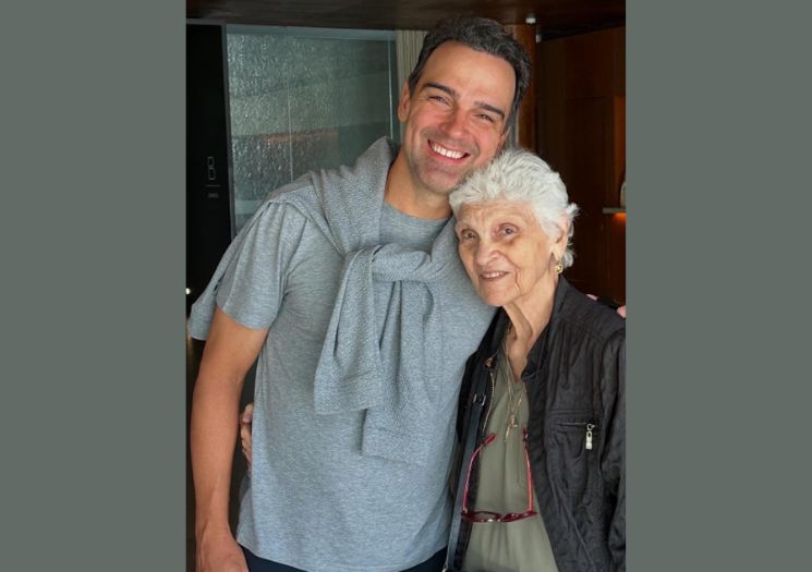 Tadeu Schmidt lamenta morte da mãe aos 92 anos
