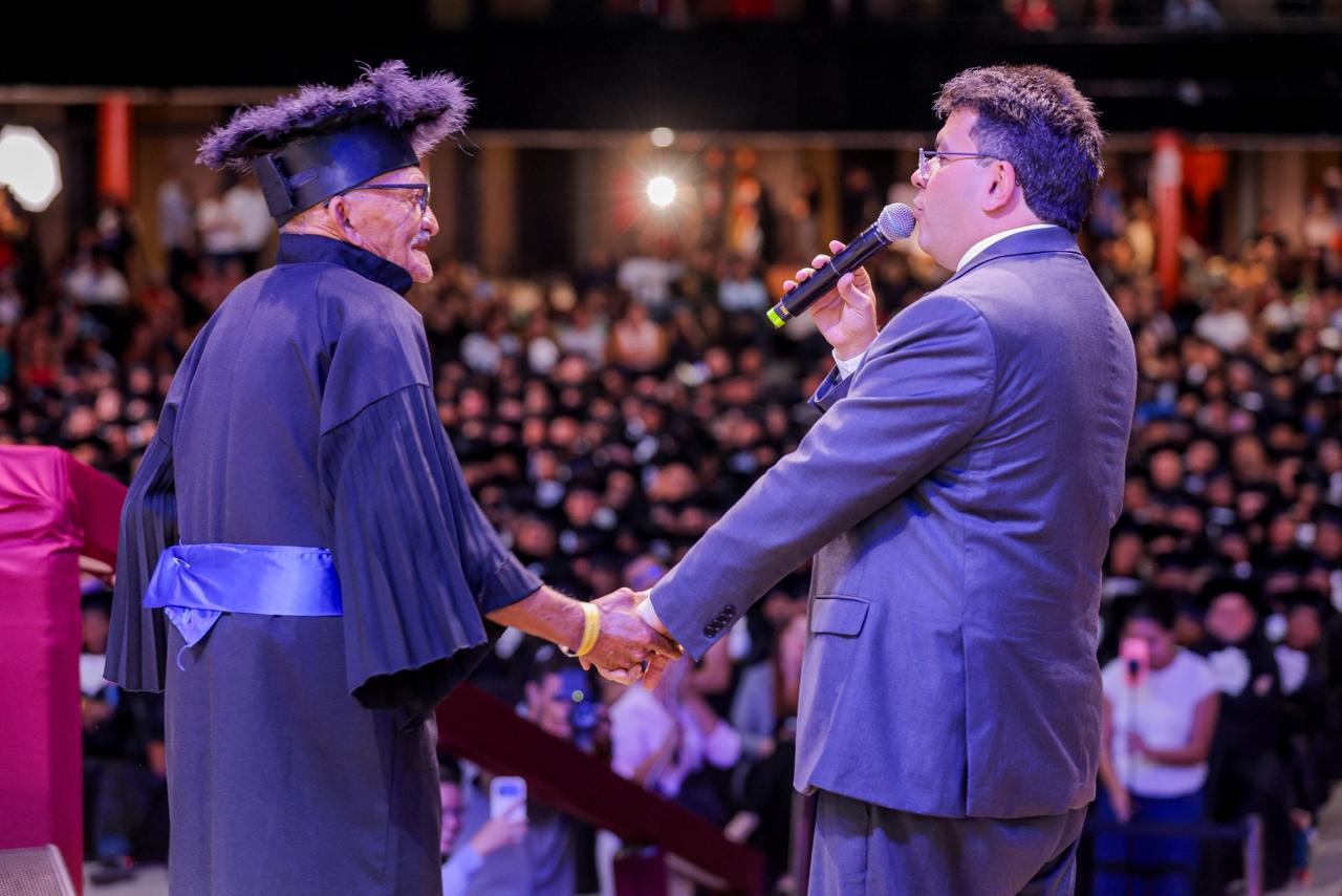 “Não podemos deixar ninguém para trás”, afirma Rafael Fonteles em formatura de mil adultos e idosos pelo Alfabetiza Piauí