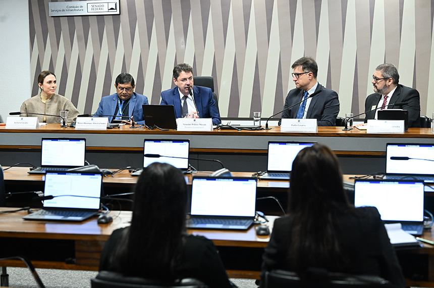 Debatedores pedem controle estatal menor em política de minerais críticos