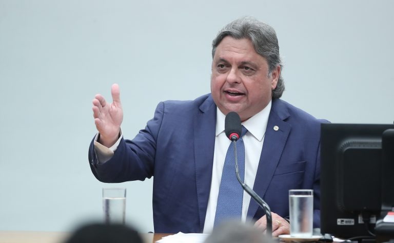 Deputado Júlio Arcoverde é internado na UTI após acidente doméstico em Teresina