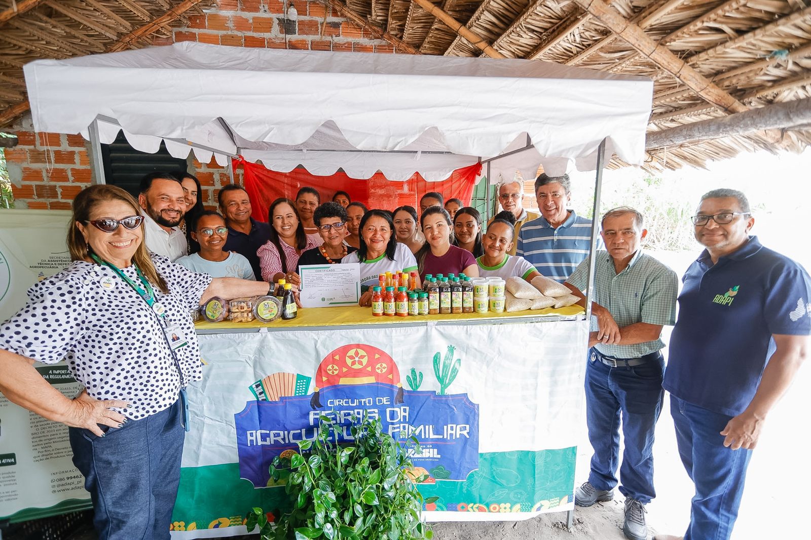 Adapi entrega certificado de qualidade artesanal para associação de mulheres em Cocal de Telha