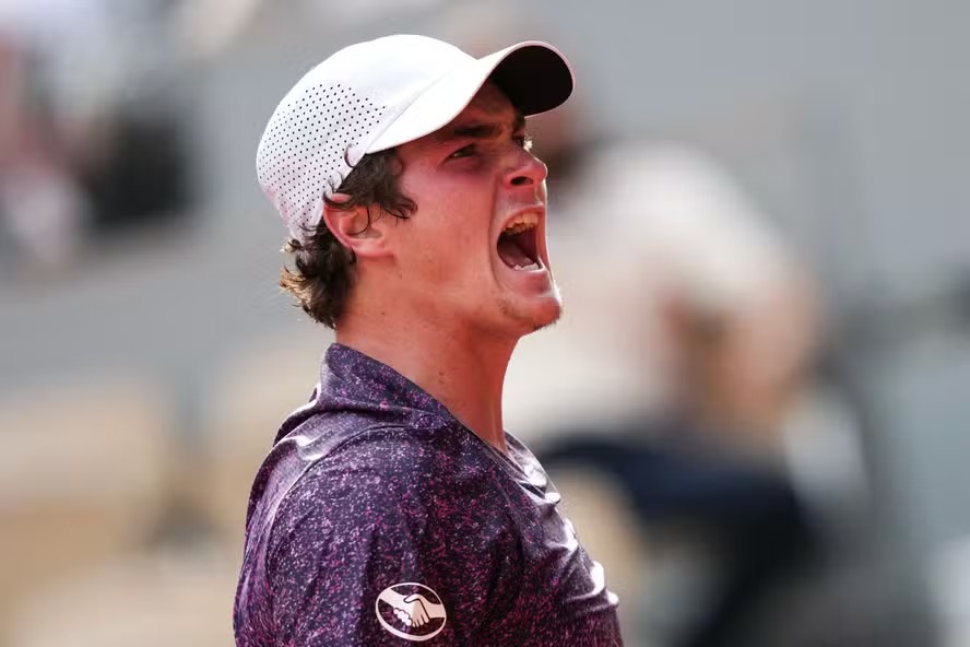 João Fonseca bate Djokovic de virada em Roland Garros