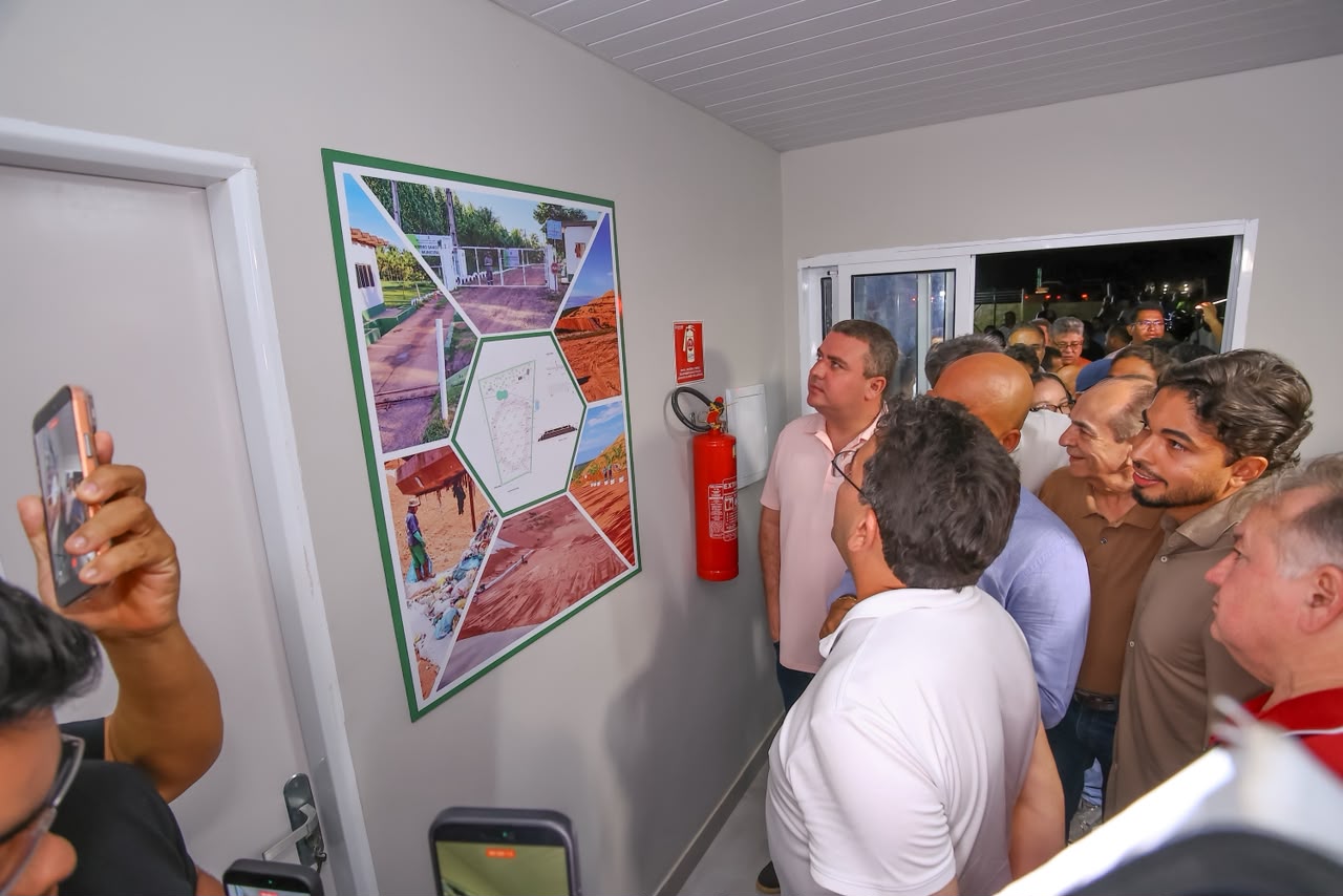 Rafael Fonteles inaugura brinquedopraça em Cristino Castro e visita aterro sanitário licenciado que vai beneficiar  25 municípios