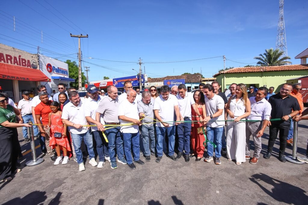 Rafael Fonteles visita obras de asfalto em 14 ruas de Santa Luz e destaca saúde e educação como prioridades no município