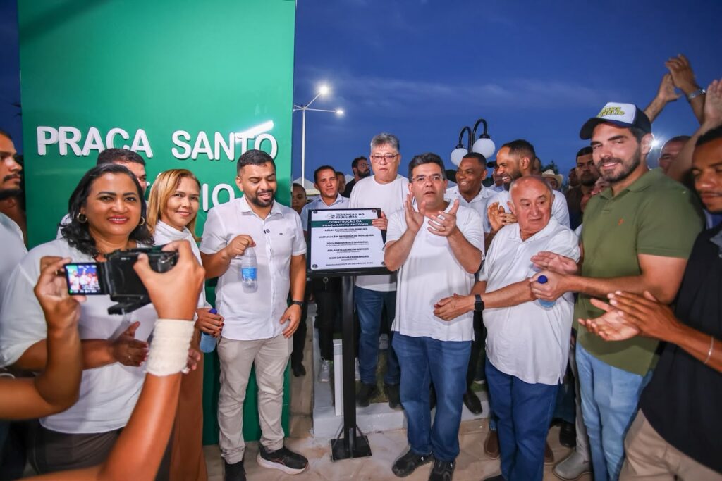 Em Redenção do Gurguéia, governador participa de inauguração de praça e comemora avanços na educação, com 97% das crianças alfabetizadas na idade certa