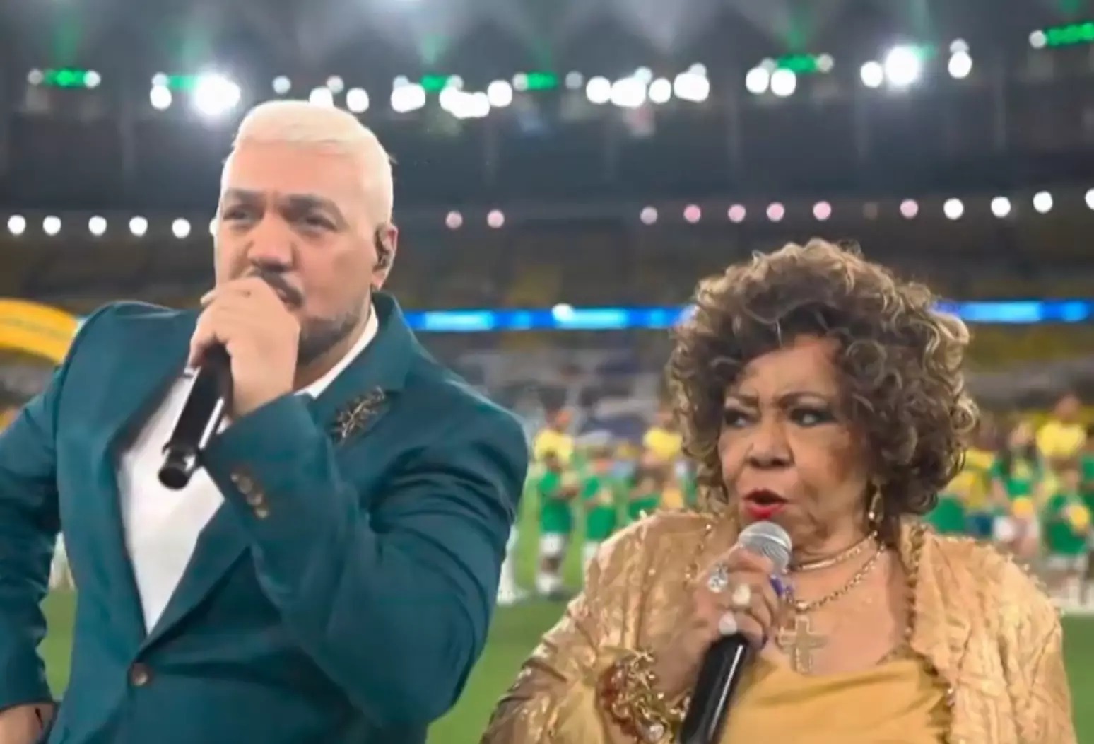 Belo e Alcione explicam falha no Hino Nacional no Maracanã; problema técnico causou descompasso e gerou memes