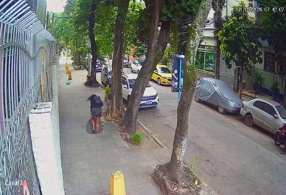 VÍDEO: Mulher é ‘engolida’ por bueiro após tampa ceder