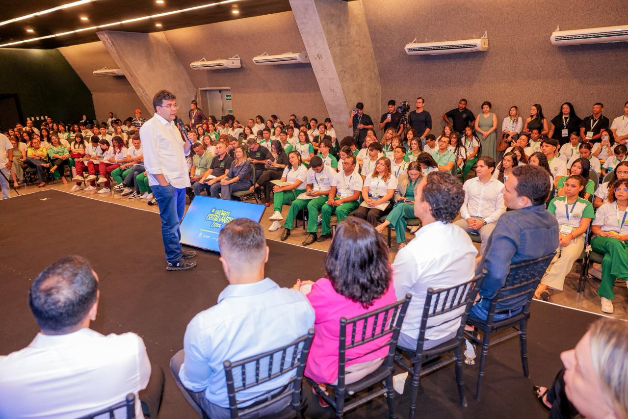 ‘Formar líderes é formar cidadãos’, diz governador durante Encontro Estadual de Grêmios e lançamento do Portal do Estudante