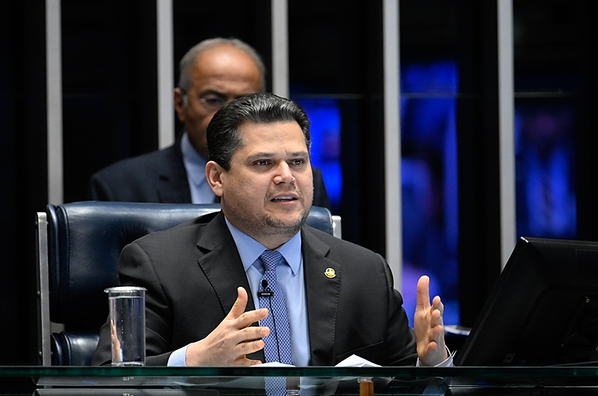 PEC da escala 6x1 não irá diretamente para o Plenário do Senado, diz Davi