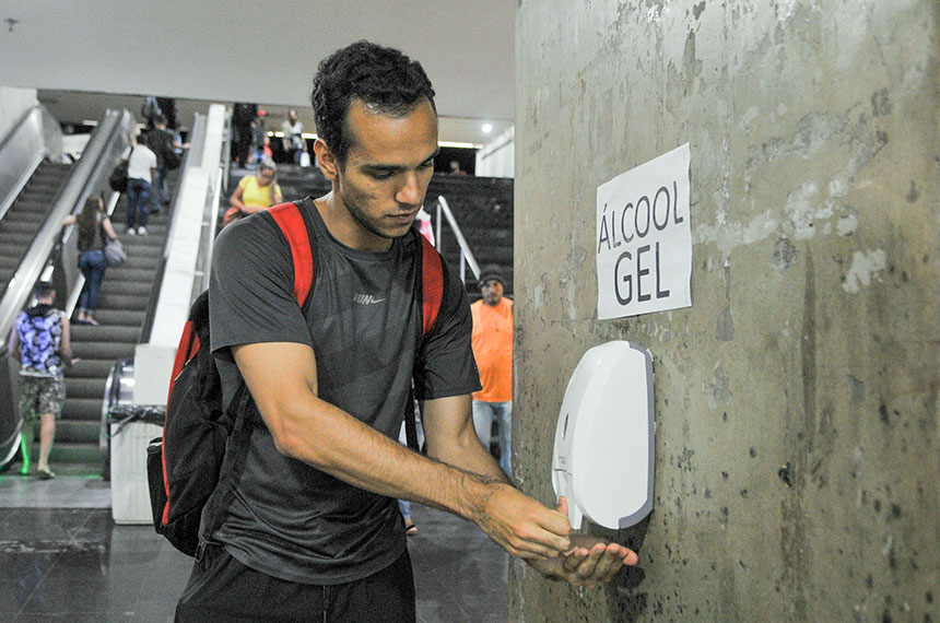 Projeto torna obrigatória oferta de álcool em gel em locais públicos