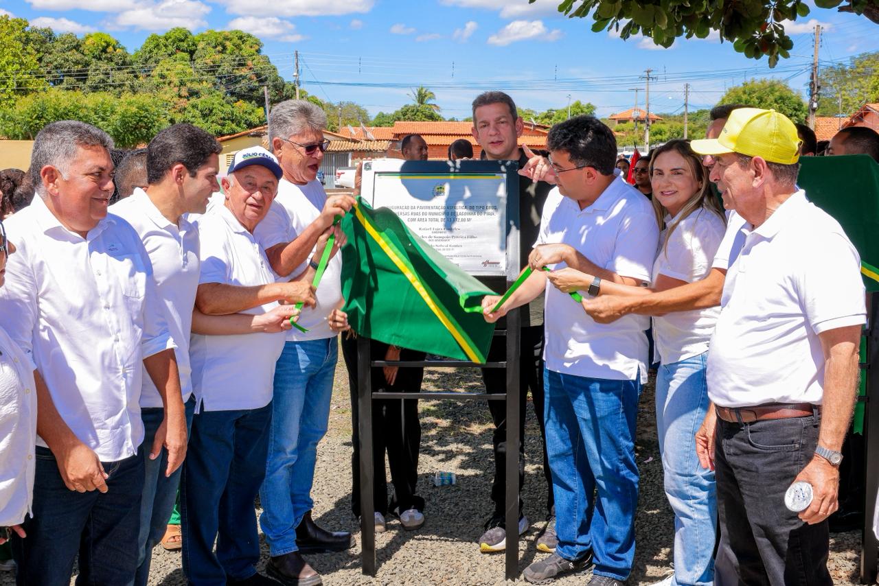 Rafael Fonteles entrega 10 ruas asfaltadas, praça recuperada e brinquedopraça em Lagoinha do Piauí