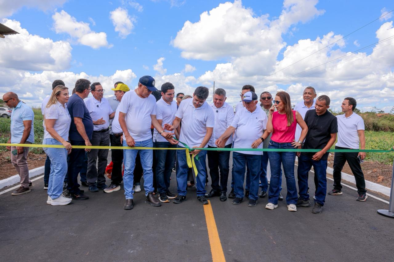 Governador inaugura asfalto em 14 ruas e beneficia mais de 250 famílias em Agricolândia