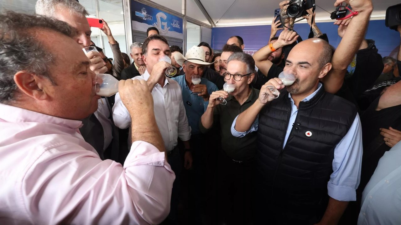 Não há inocência no ato dos políticos bebendo leite