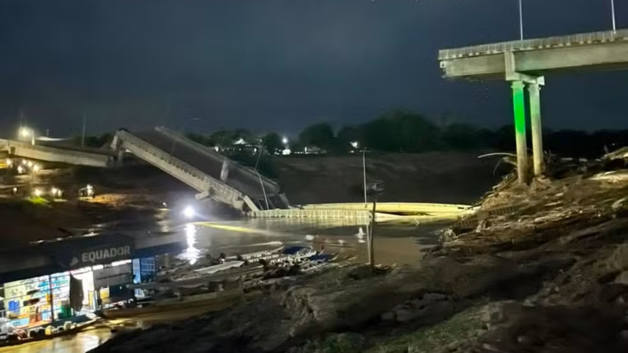 Acre: ponte desaba após interdição por risco estrutural; quatro pessoas ficam feridas