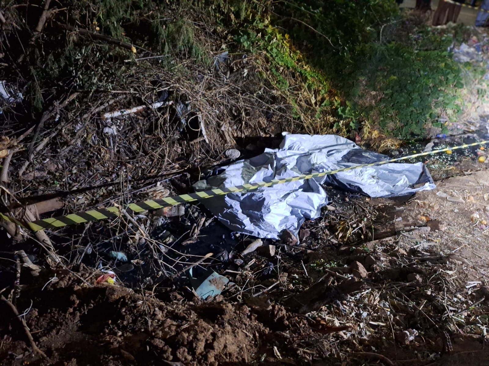 Criança morre afogada em galeria de esgoto no Piauí