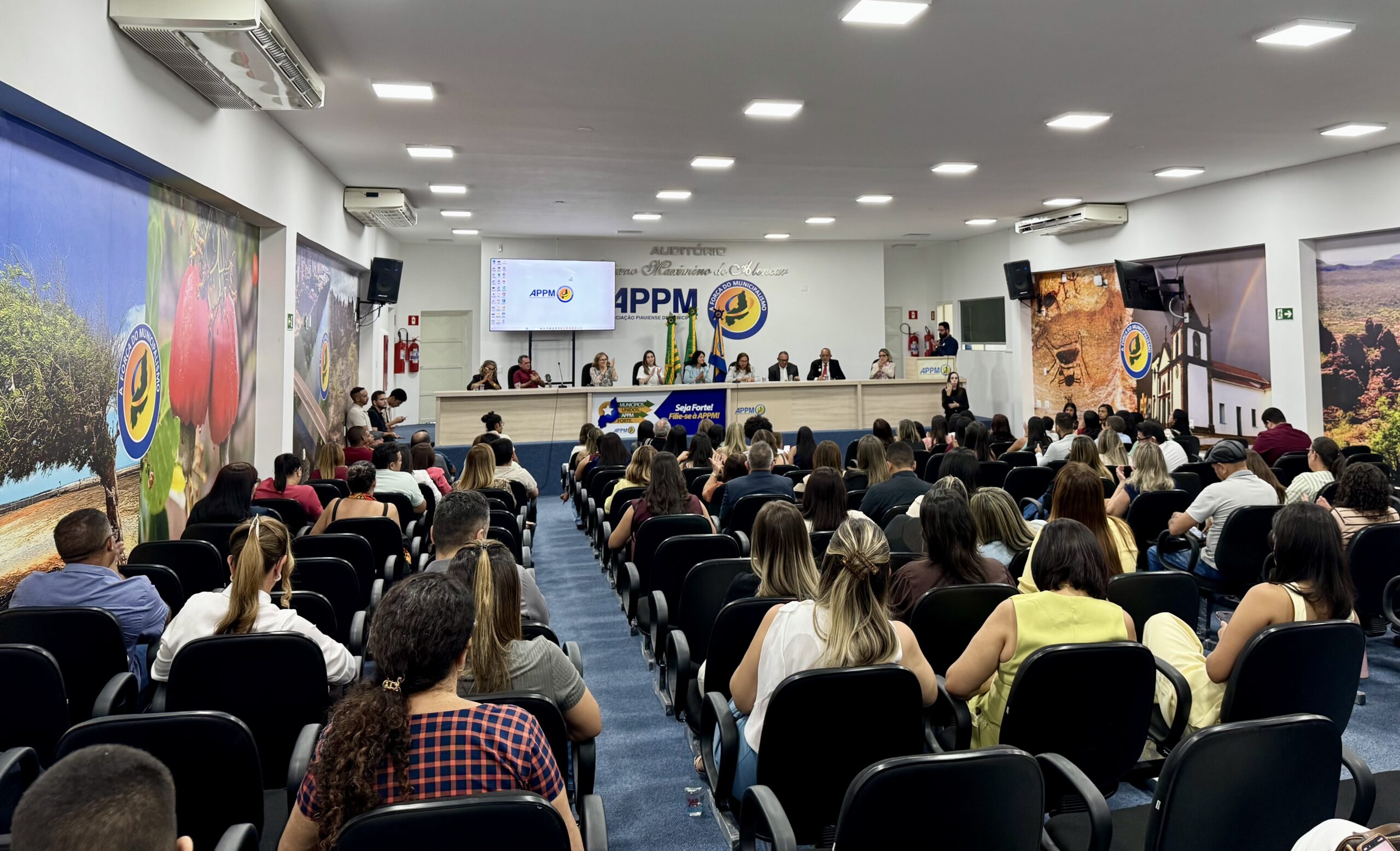 Seminário discute ampliação de políticas de inclusão para pessoas com deficiência no estado
