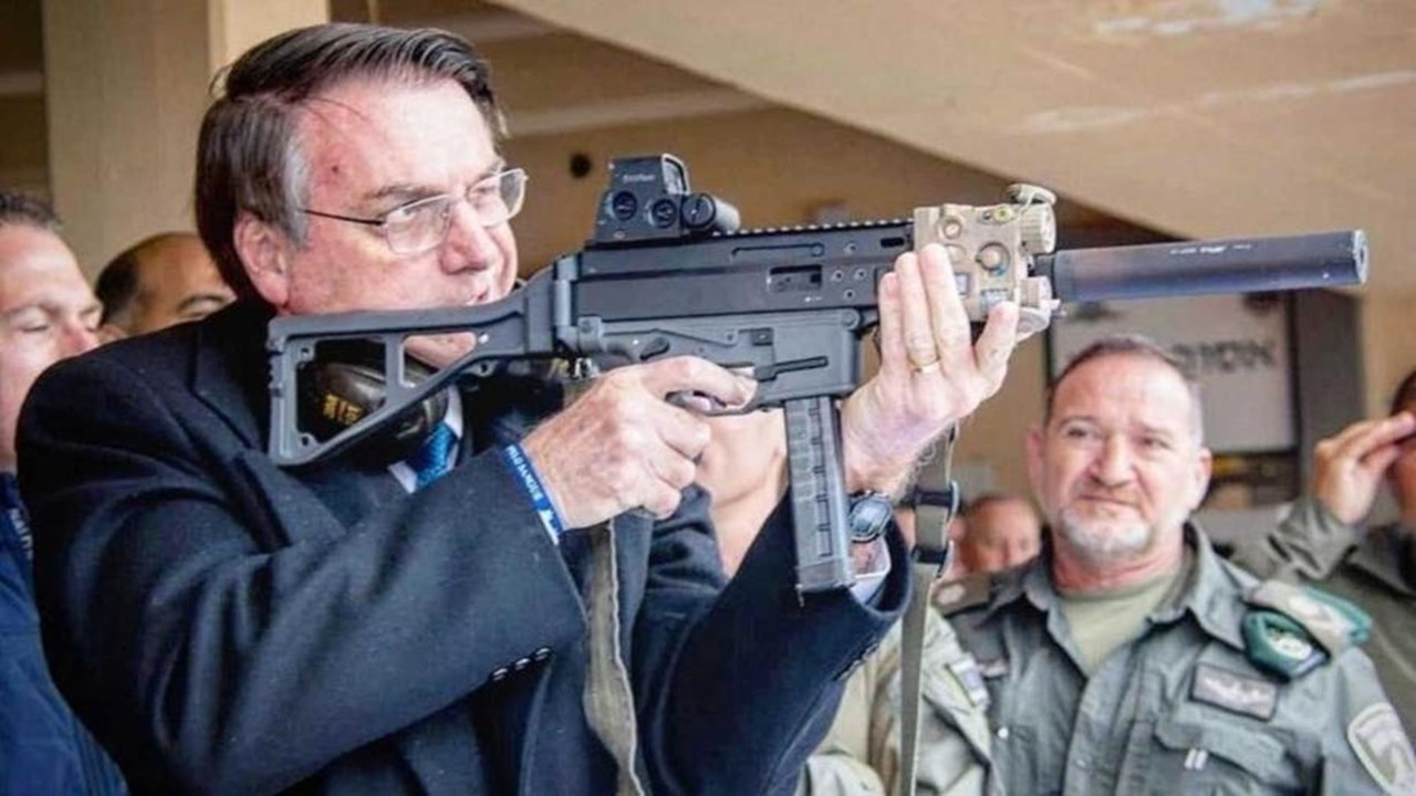 Arma registrada em nome de Jair Bolsonaro é apreendida durante blitz da PM no Distrito Federal