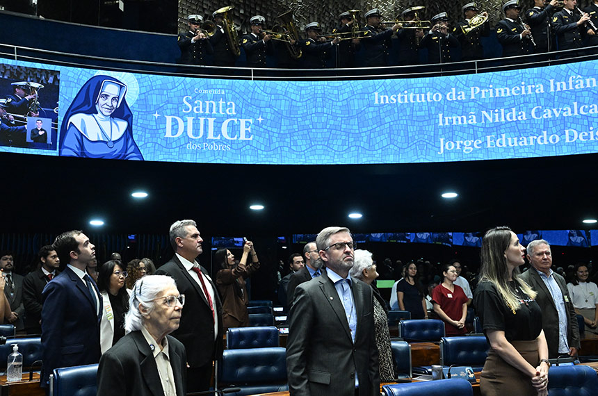 Senado homenageia referências em serviços sociais na área da saúde