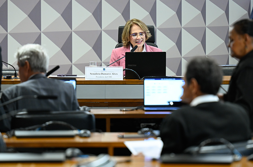 Big techs deverão comunicar retirada de conteúdo sem ordem judicial, aprova CDH