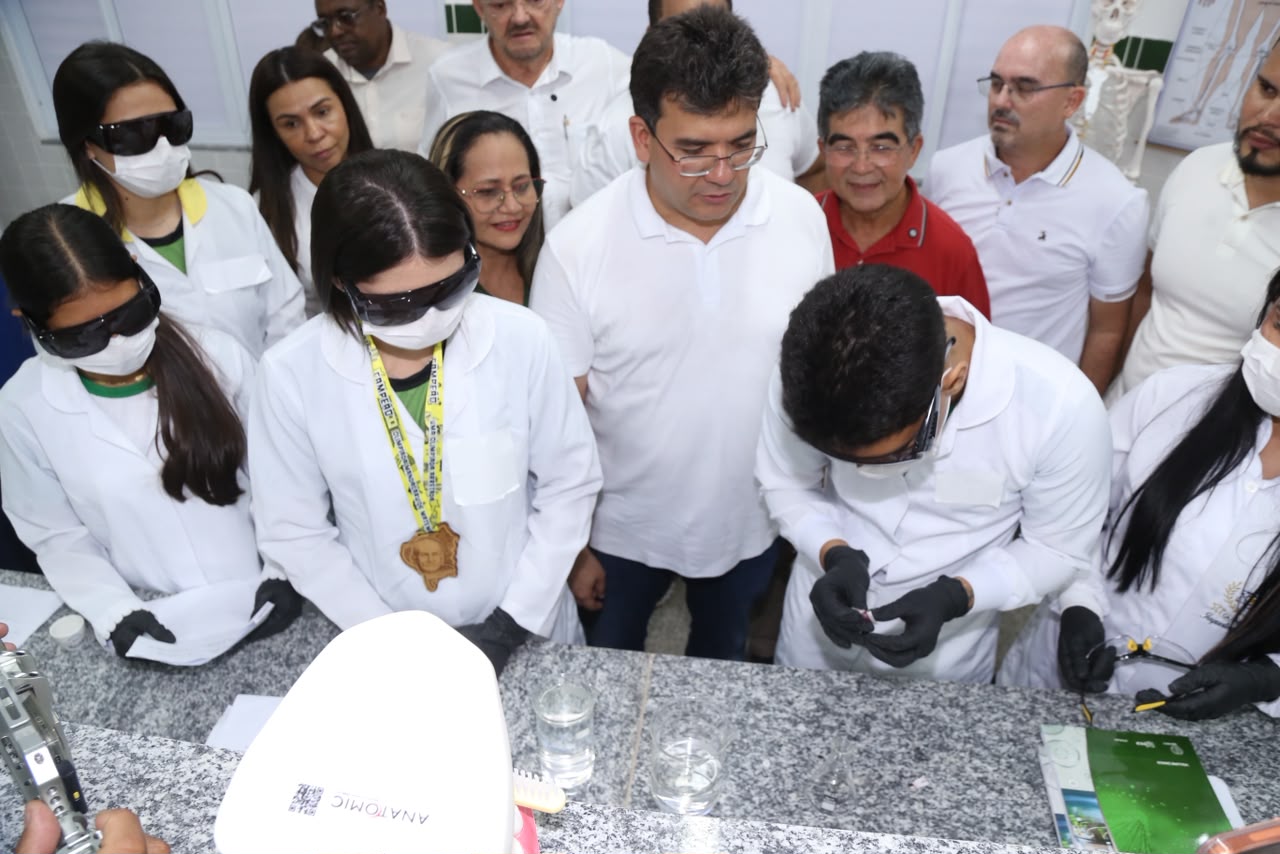 Rafael Fonteles inaugura escola padrão ouro e acompanha asfaltamento de ruas em Morro do Chapéu