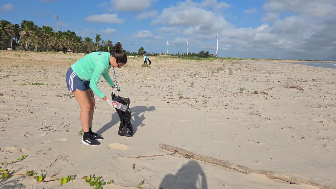 Ação ambiental une colaboradores da Águas do Piauí e comunidade em defesa da Praia Pedra do Sal