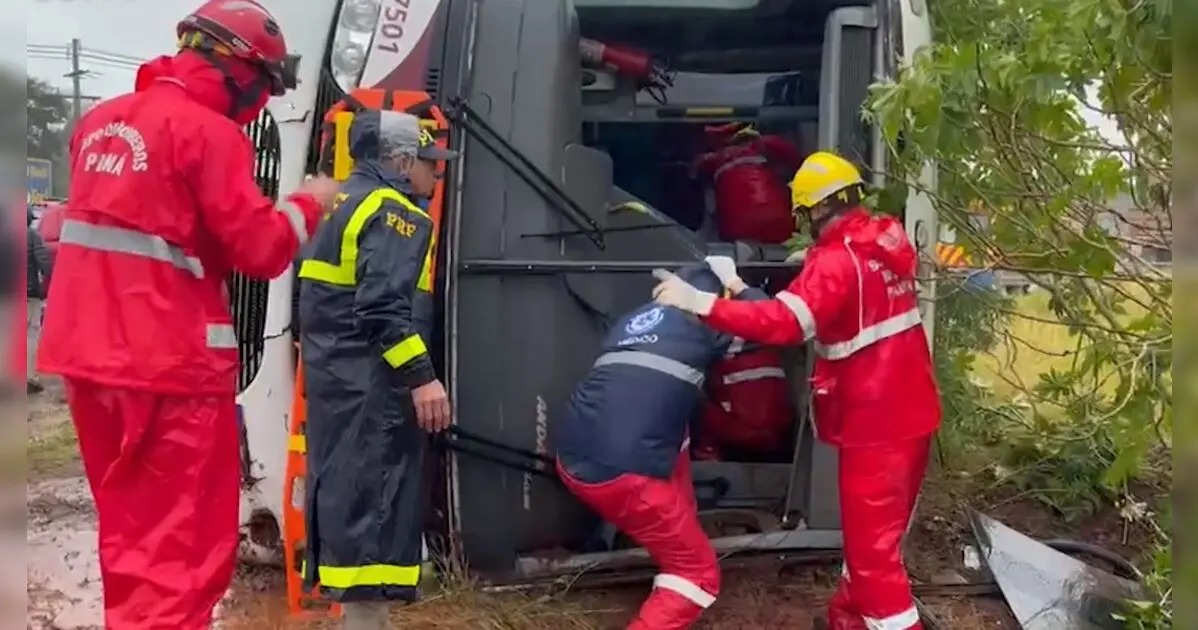 Ônibus tomba na BR-277 e deixa 14 feridos em Cascavel no Paraná