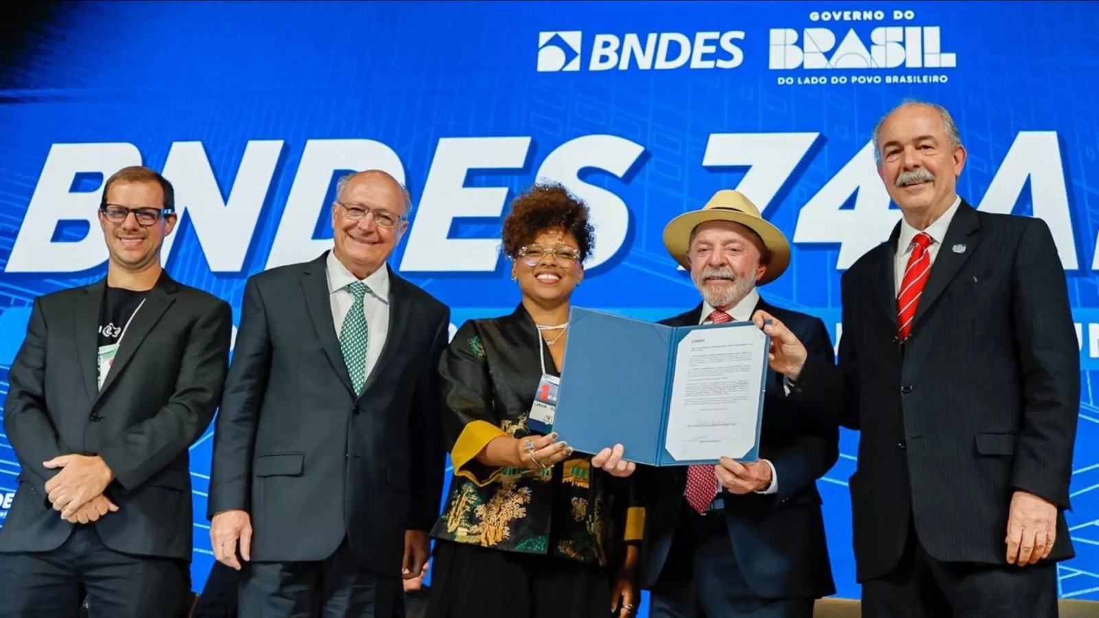 Lula anuncia R$ 140 bilhões para indústria e inovação