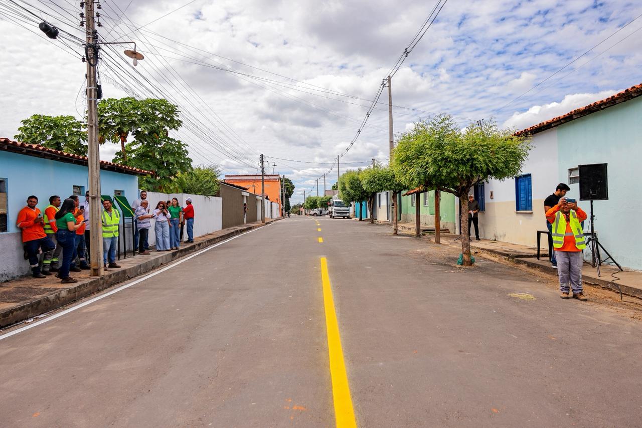 Em Altos, Governo do Piauí recupera 140 quilômetros de estradas vicinais e asfalta diversas ruas